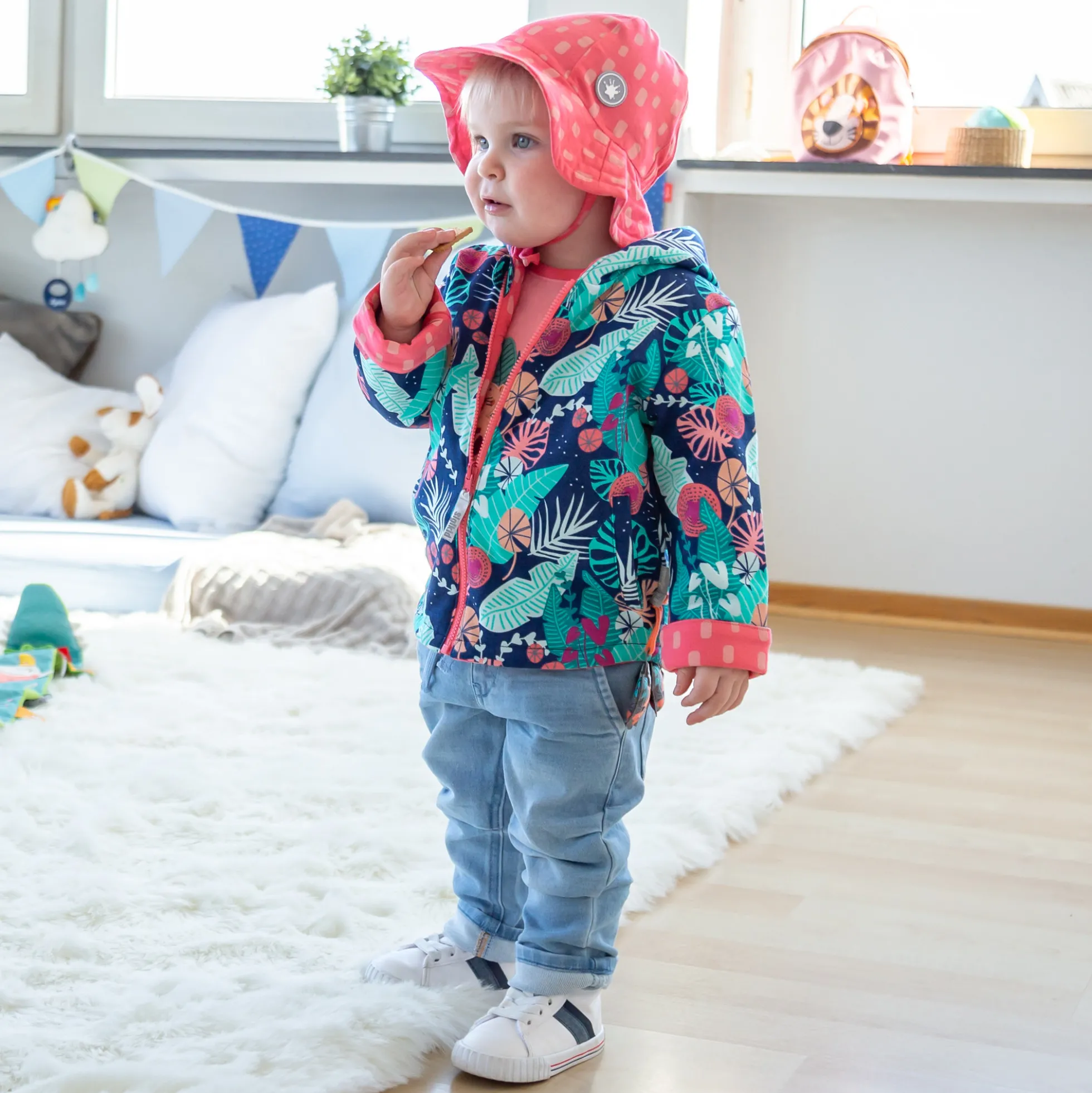 Babyjeans zum Krempeln mit heller Waschung