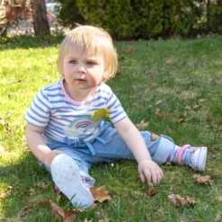 Babyjeans zum Krempeln mit heller Waschung