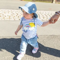 Babyjeans zum Krempeln mit heller Waschung