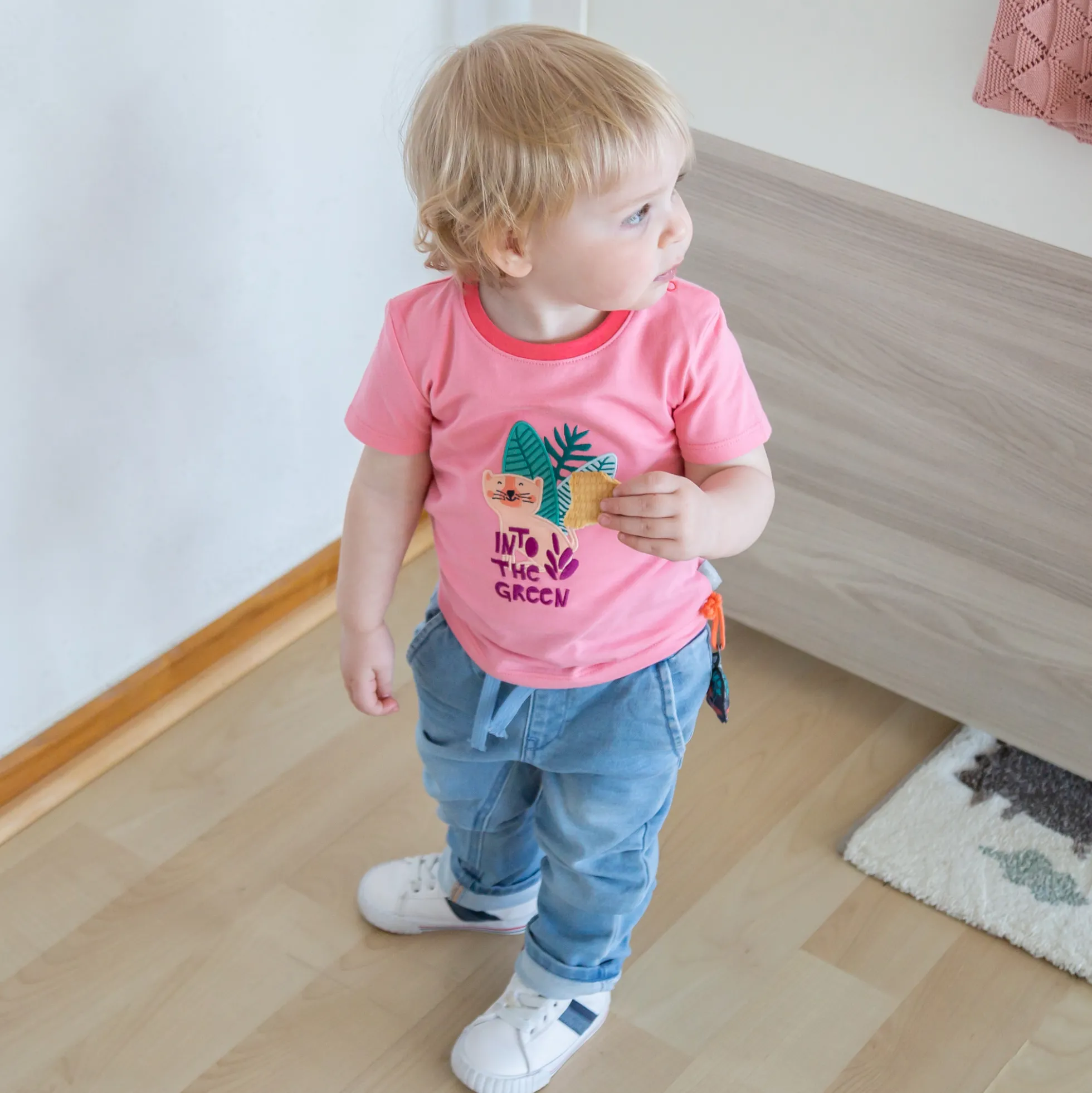 Babyjeans zum Krempeln mit heller Waschung