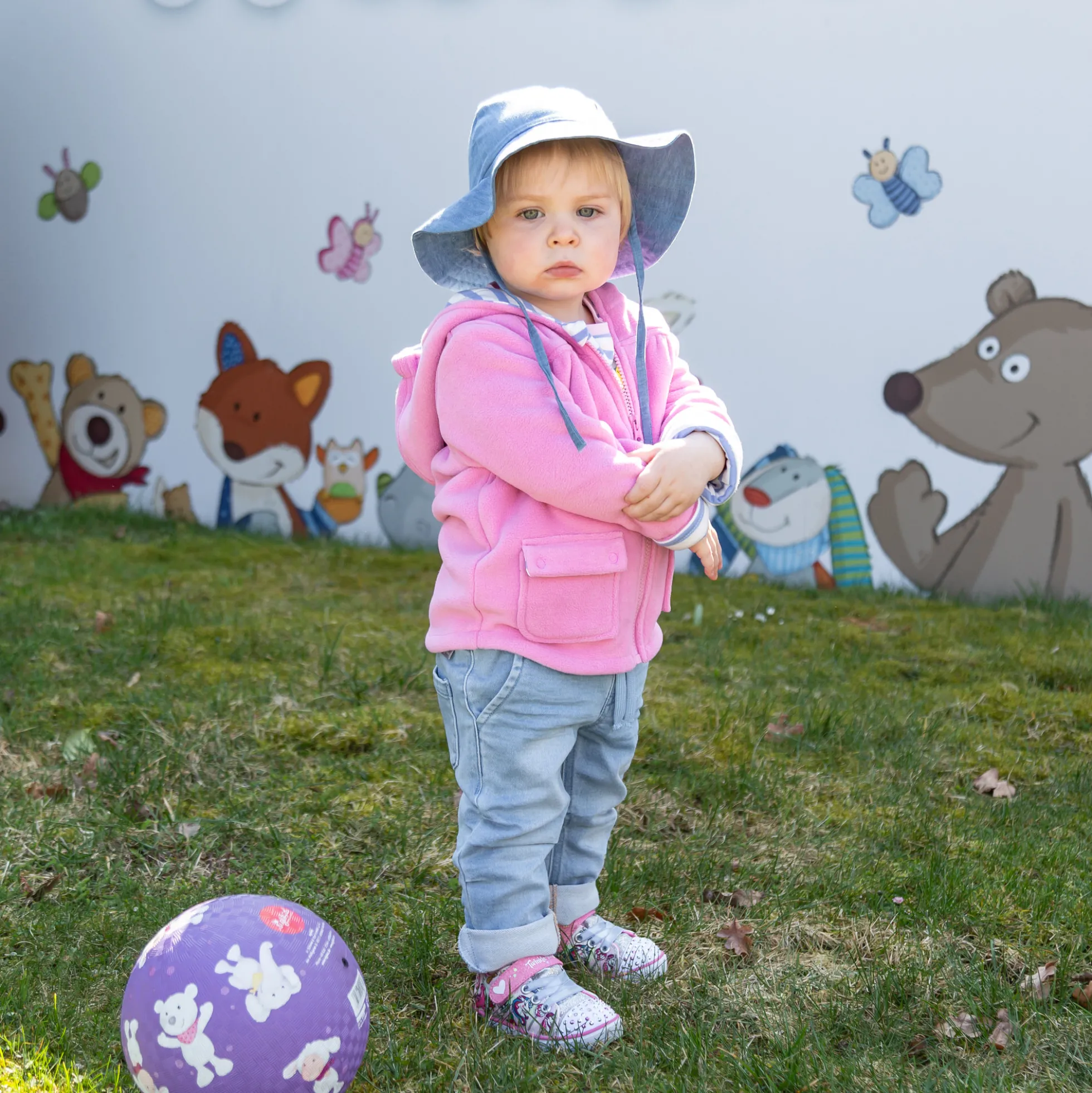 Babyjeans zum Krempeln mit heller Waschung
