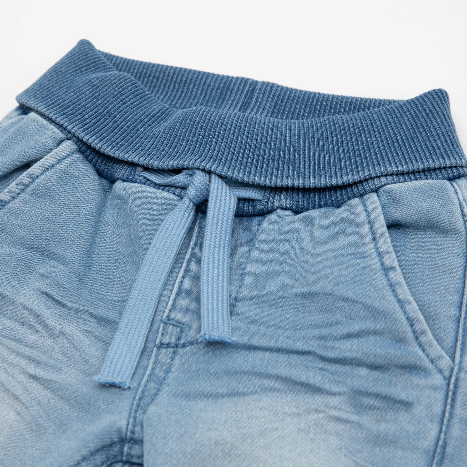 Babyjeans zum Krempeln mit heller Waschung