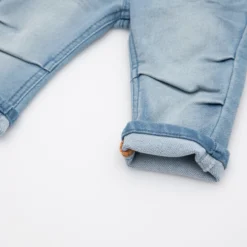 Babyjeans zum Krempeln mit heller Waschung