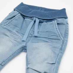Babyjeans zum Krempeln mit heller Waschung