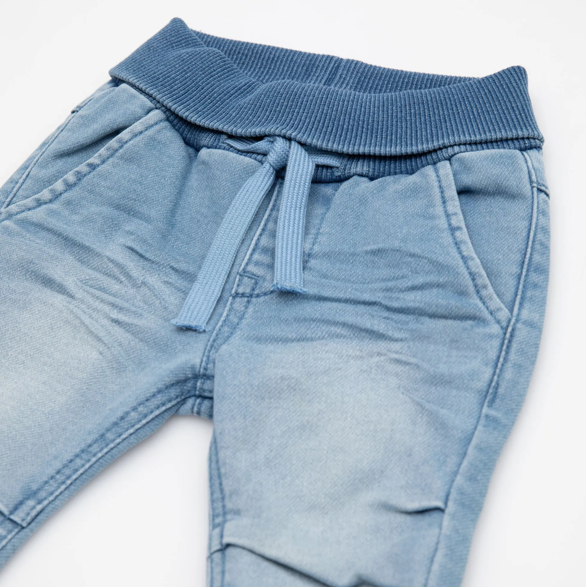 Babyjeans zum Krempeln mit heller Waschung