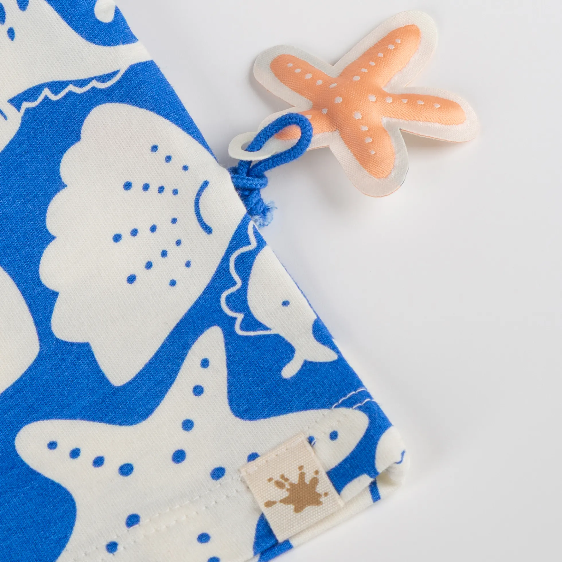Baby T-Shirt Strand Print, blau mit weiß