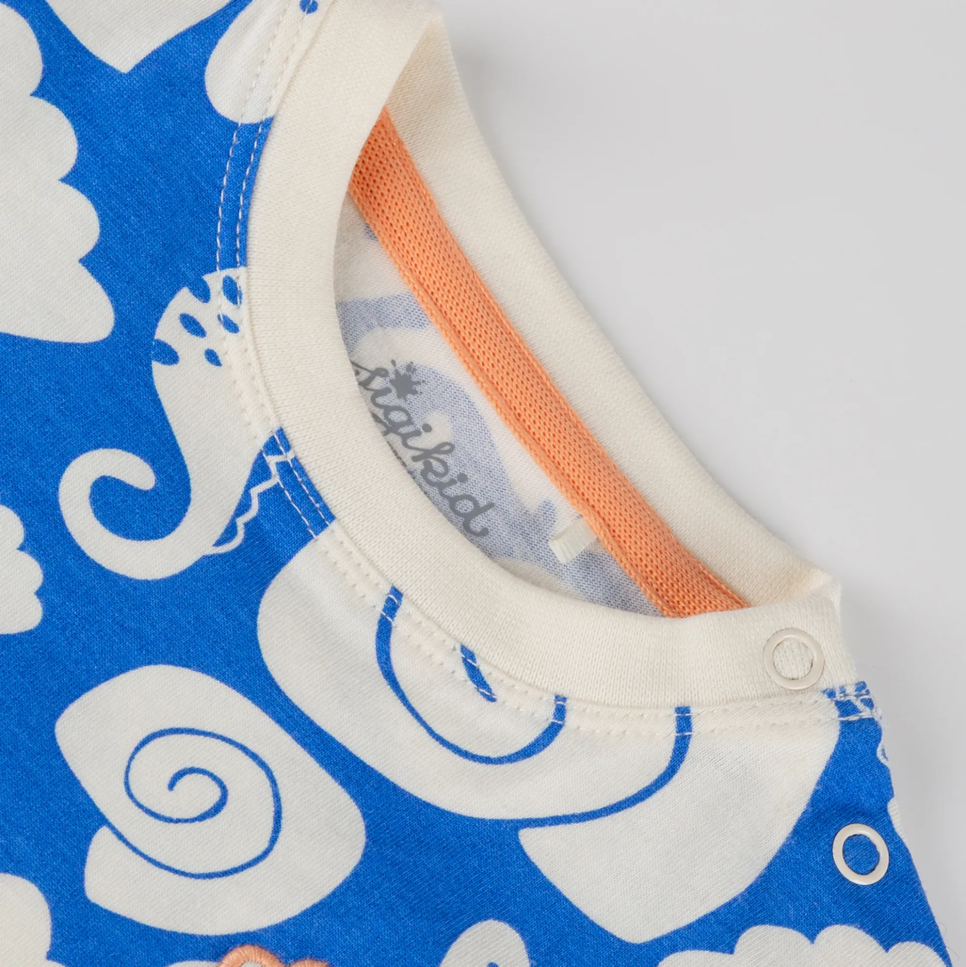 Baby T-Shirt Strand Print, blau mit weiß