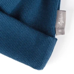 Blaue Babymütze mit Umschlag