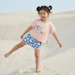 Kinder Shorts Strand Print. blau mit weiß