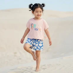 Kinder Shorts Strand Print. blau mit weiß