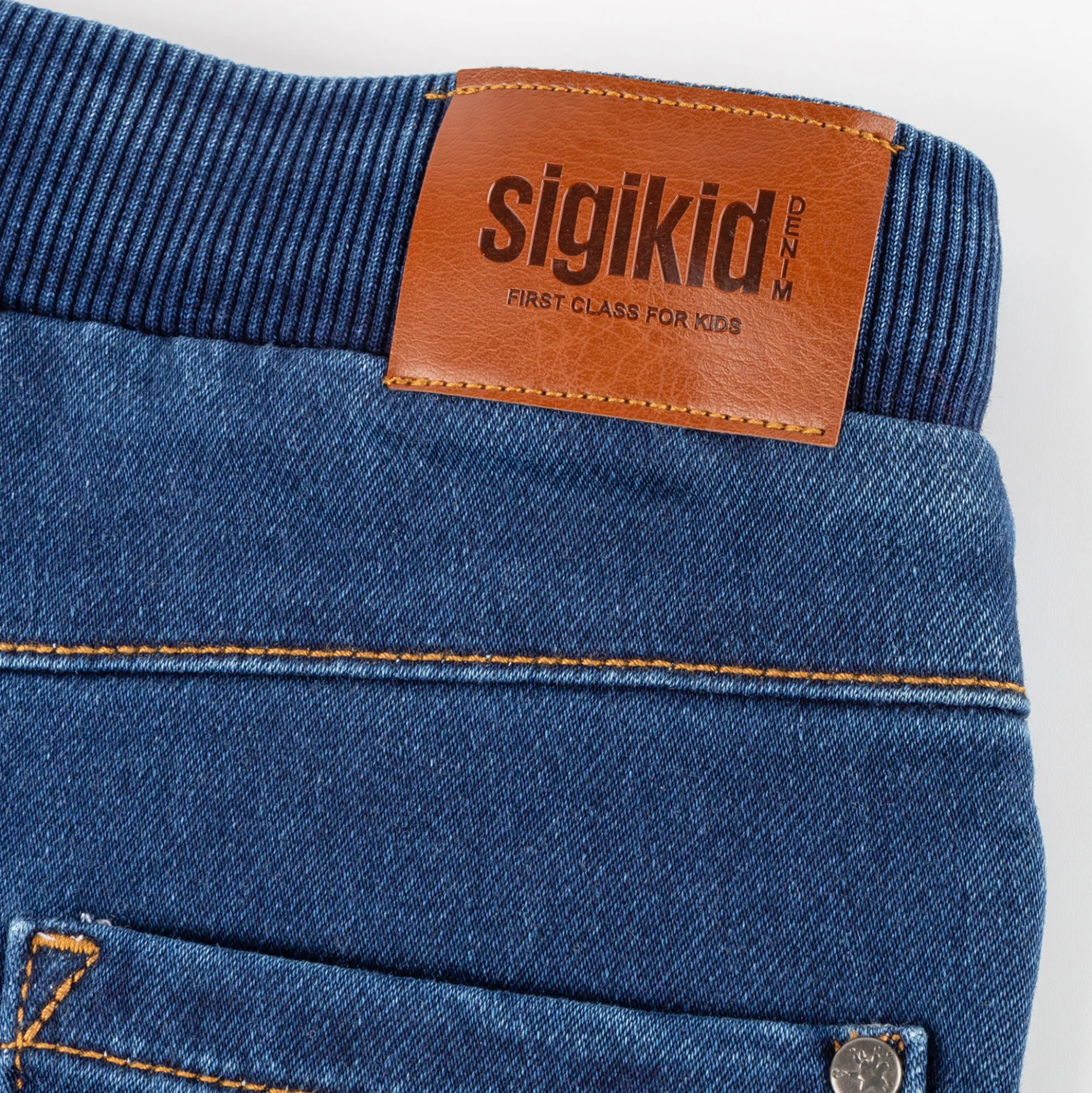Schlanke Kinderjeans mit innen verstellbarem Dehnbund