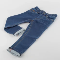 Schlanke Kinderjeans mit innen verstellbarem Dehnbund