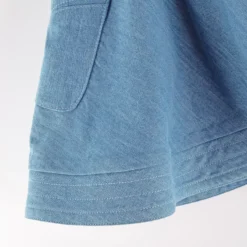 Weiter Kinderrock in Jeansblau, mit Taschen